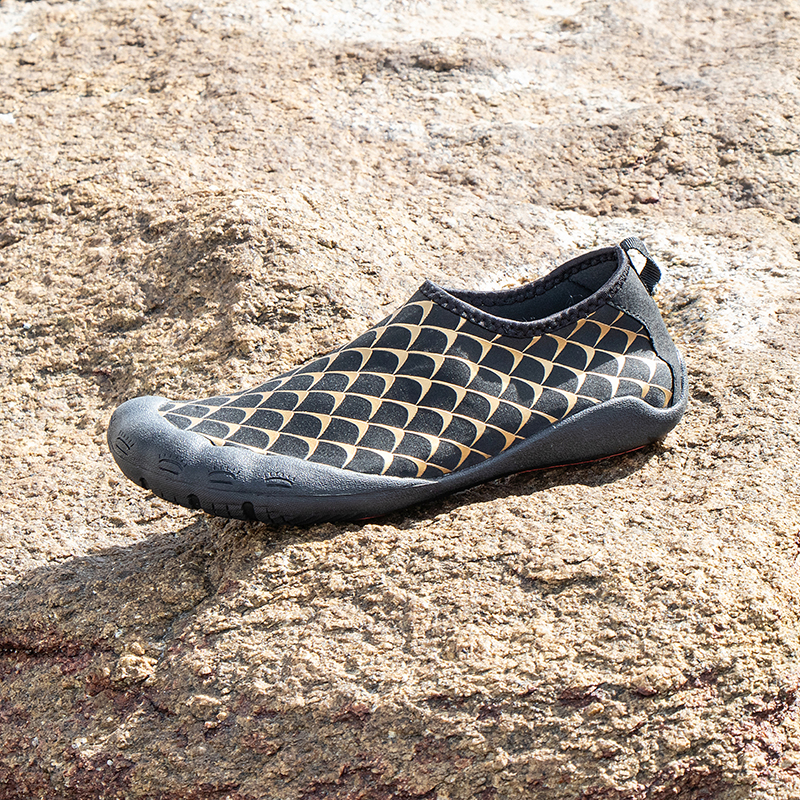 뜨거운 2020 야외 아쿠아 신발 통기성 웨어러블 비치 워터 샌들 스니커즈 남자 블랙 골드 낚시 수영 손가락 신발